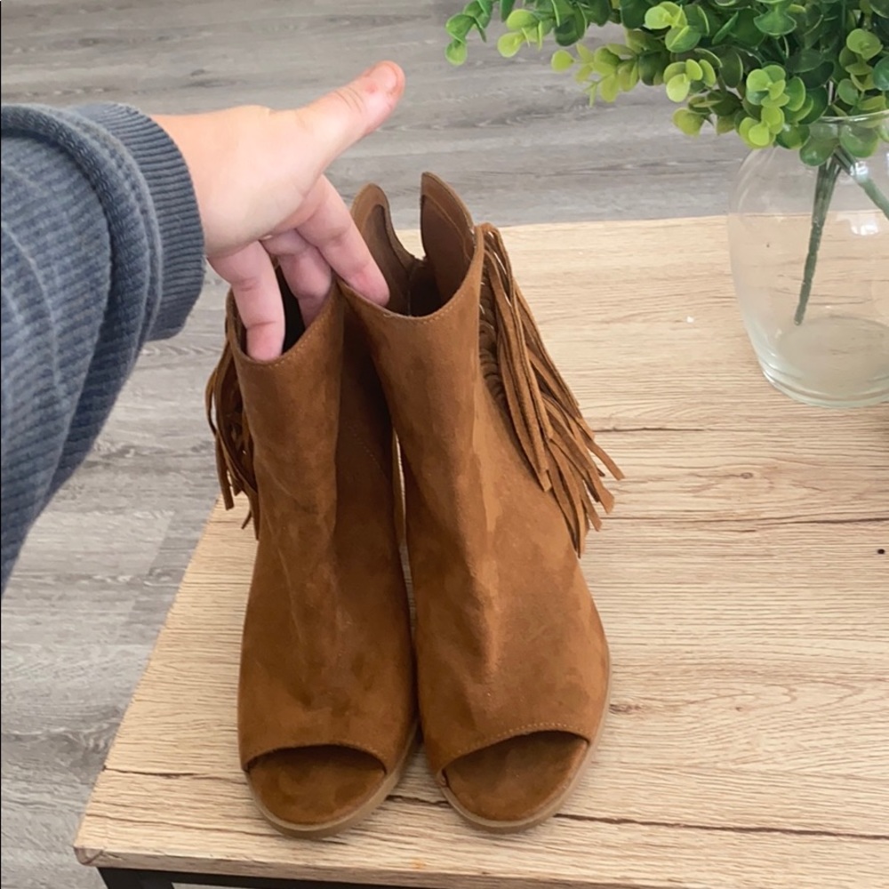 DV Dolce Vita Saddle Lotus Peep Toe Fringe Suede